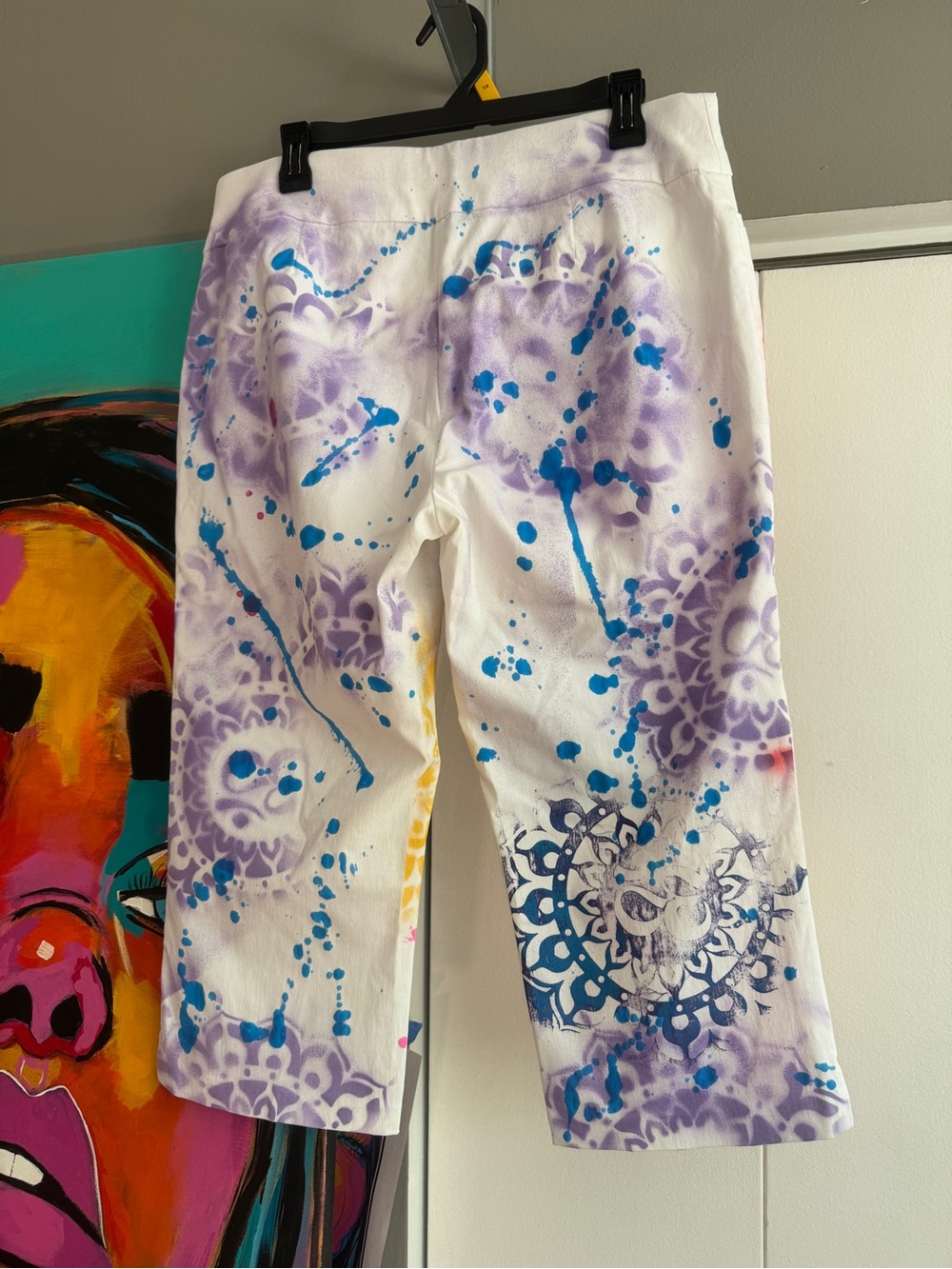Custom Hand Painted White Capris Size 14 Wearable Artsy - Picture 12 of 13